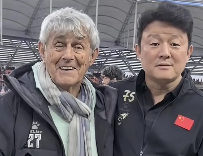 有點(diǎn)像？米盧差點(diǎn)將青島籍演員張磊誤認(rèn)為是孫繼海