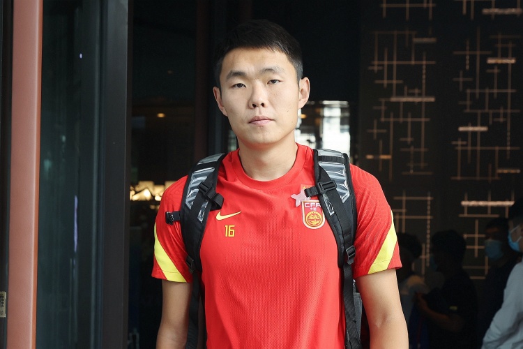 媒體人：國足征召5名邊后衛(wèi)真的有必要嗎？中場堆積眾多8號位