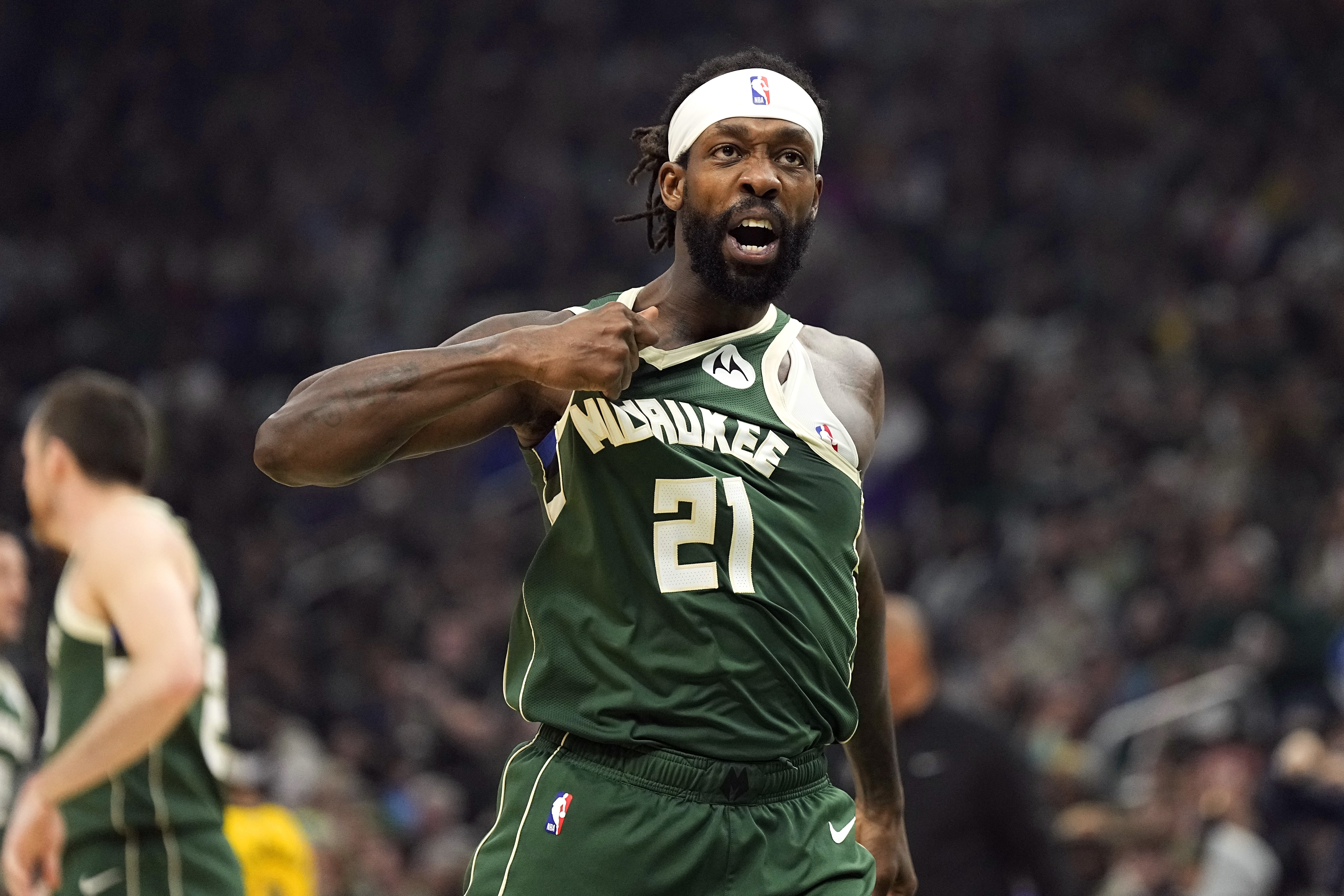 此前被NBA停薪禁賽4場！兩名步行者球迷起訴去年用球砸人的貝弗利